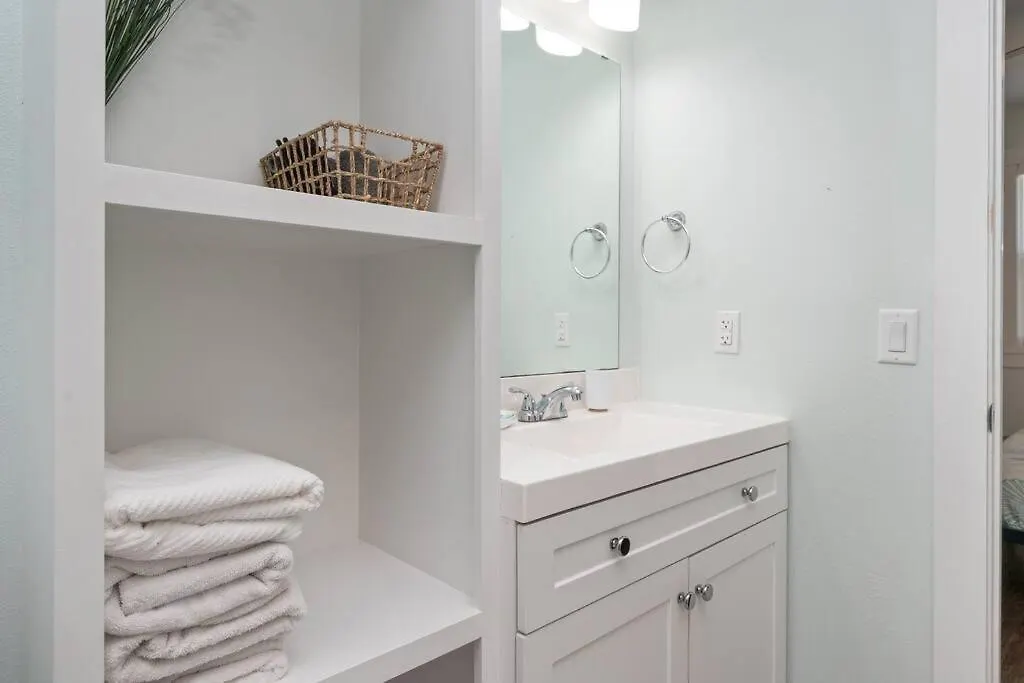Stylish 2 Bedroom Home Close 2 Dtown, Nas, And Bch Pensacola Holiday home