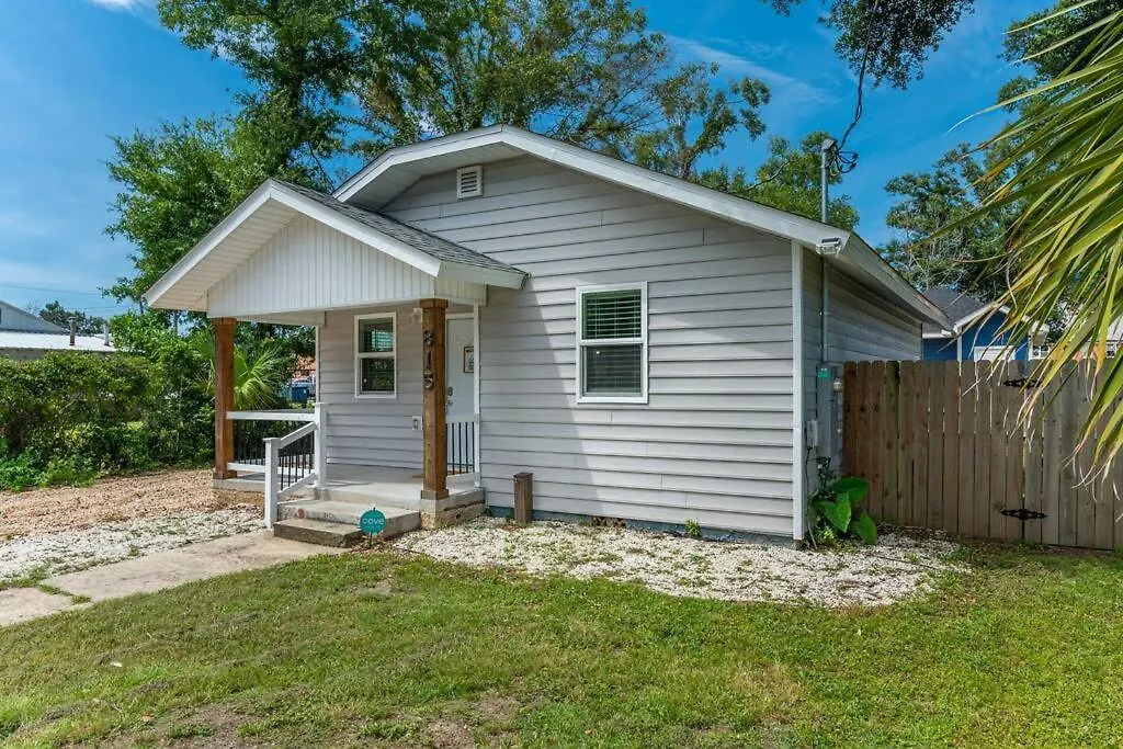 Stylish 2 Bedroom Home Close 2 Dtown, Nas, And Bch Pensacola