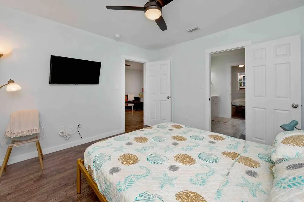 Stylish 2 Bedroom Home Close 2 Dtown, Nas, And Bch Pensacola